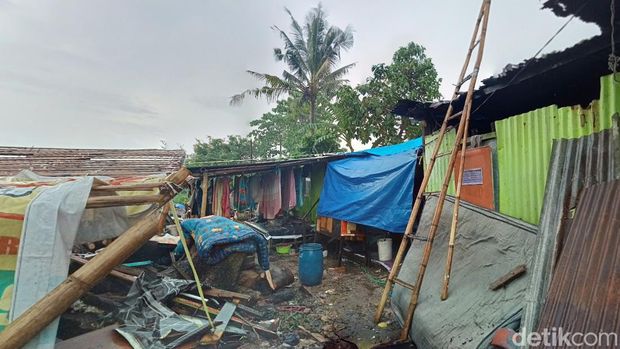 Rumah Kakek Dg Gewa yang tertimpa pohon tumbang di Makassar
