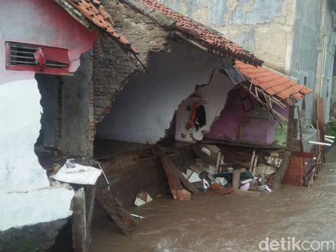 Rumah warga rusak diterjang banjir bandang di Kecamatan Jatibarang, Brebes, Kamis (5/1/2023).
