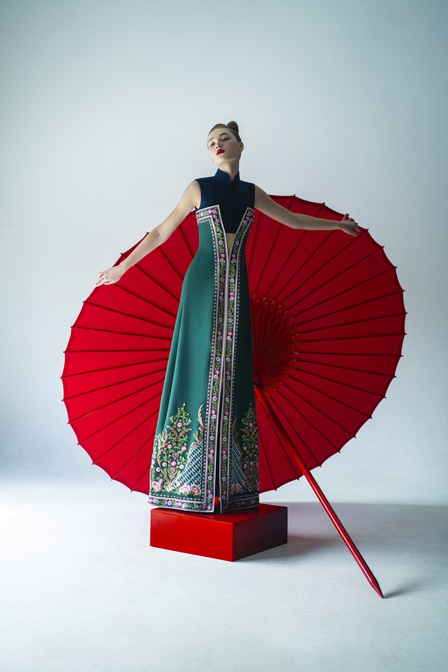 Sebastian Gunawan merilis koleksi busana untuk TahunBbaru Imlek 2023 yang terinspirasi dari dinasti Tang dan dinasti Qing, serta dikerjakan dengan teknik dan ilmu fashion Eropa. (Foto: Dok. Sebastian Gunawan/Ryan Tandya)