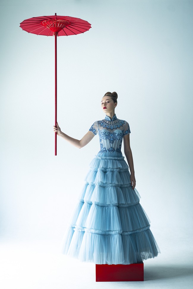 Sebastian Gunawan merilis koleksi busana untuk TahunBbaru Imlek 2023 yang terinspirasi dari dinasti Tang dan dinasti Qing, serta dikerjakan dengan teknik dan ilmu fashion Eropa.  (Foto: Dok. Sebastian Gunawan/Ryan Tandya)