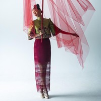 Sebastian Gunawan merilis koleksi busana untuk TahunBbaru Imlek 2023 yang terinspirasi dari dinasti Tang dan dinasti Qing, serta dikerjakan dengan teknik dan ilmu fashion Eropa.  (Foto: Dok. Sebastian Gunawan/Ryan Tandya)