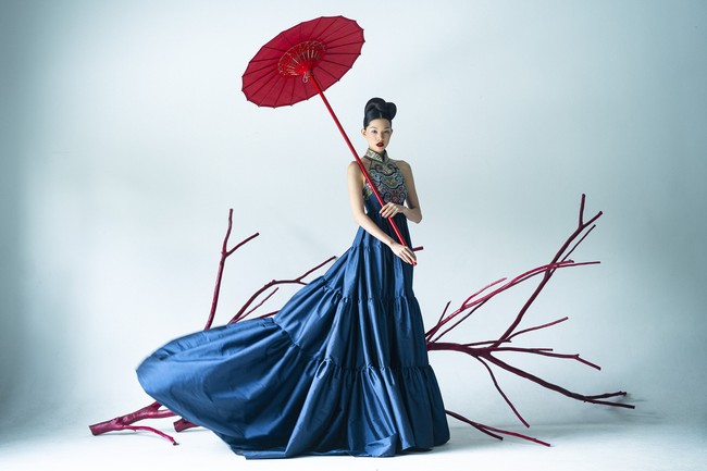 Sebastian Gunawan merilis koleksi busana untuk TahunBbaru Imlek 2023 yang terinspirasi dari dinasti Tang dan dinasti Qing, serta dikerjakan dengan teknik dan ilmu fashion Eropa. (Foto: Dok. Sebastian Gunawan/Ryan Tandya)