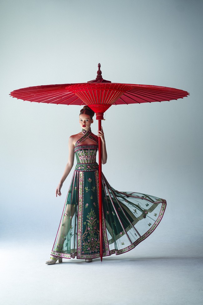 Sebastian Gunawan merilis koleksi busana untuk TahunBbaru Imlek 2023 yang terinspirasi dari dinasti Tang dan dinasti Qing, serta dikerjakan dengan teknik dan ilmu fashion Eropa.  (Foto: Dok. Sebastian Gunawan/Ryan Tandya)