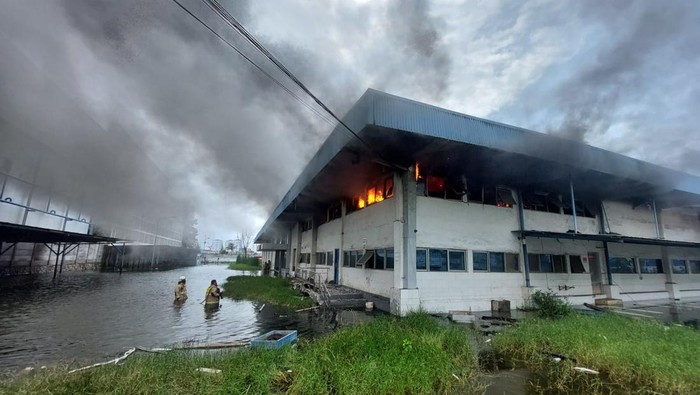 Sebuah gudang kosong di kawasan Pelabuhan Muara Baru, Jakarta Utara (Jakut), terbakar. Kebakaran itu diduga akibat pencurian. Bagaimana bisa? (dok @humasjakfire)