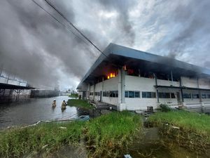 Polisi Periksa 2 Pria Diduga Pencuri Terkait Kebakaran Gudang Muara Baru