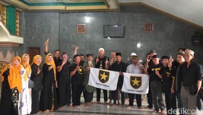 Sejumlah kader Partai Ummat bentangkan bendera di masjid Cirebon.