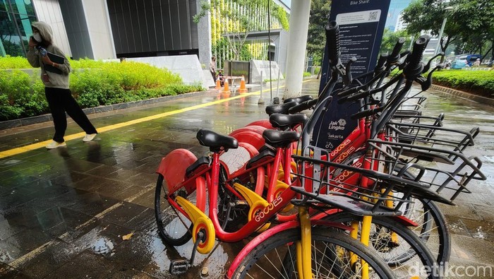 Sepeda sewaan di jalur pedestrian Sudirman-Thamrin, Jakarta,Kamis (05/01/2023), kini dibiarkan menjadi besi tua setelah program tersebut tidak diteruskan kembali.