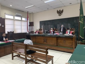 Sidang Vonis Ayu Thalia Ditunda
