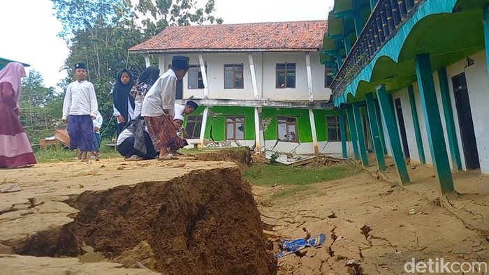 Siswa di Sampang nekat belajar di halaman gedung sekolah mereka yang nyaris ambruk