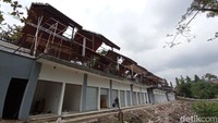 Di bagian bawah foodcourt, terdapat deretan 34 kios pedagang ukuran sekitar 2x2 meter. Bangunan lain yang menarik perhatian adalah ornamen atau signature bertuliskan Situ Gede, terlihat cantik dari dekat pintu masuk. (Faizal Amiruddin/detikcom)