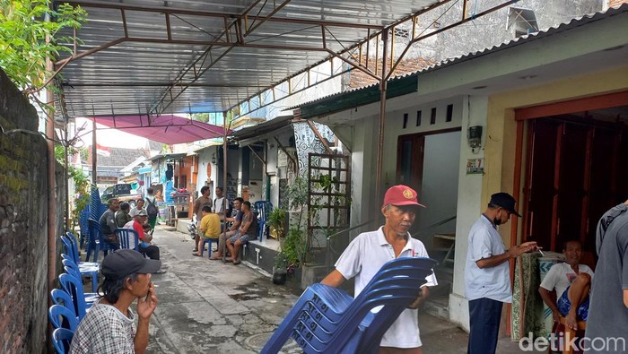 Suasana di rumah duka Mbak Pon istri Wiji Thukul, Kamis (5/1/2023).