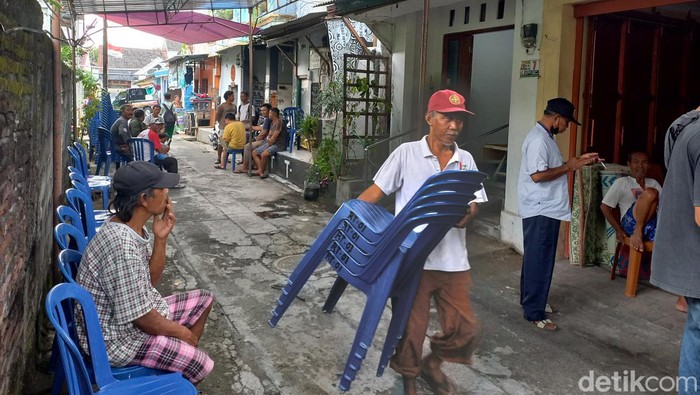 Suasana rumah duka Mbak Pon istri Wiji Thukul di Kampung Kalangan, Jebres, Solo, Kamis (5/1/2023).