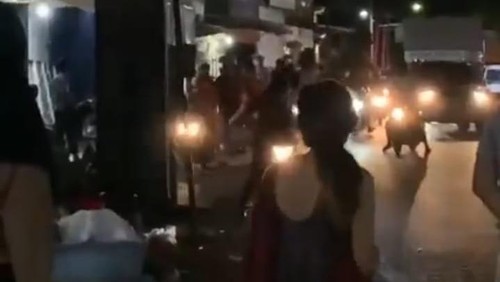 Tangkapan layar perkelahian di Jalan Gajah Mada, Kelurahan Seririt, Kecamatan Seririt, Kabupaten Buleleng, Bali, tepatnya di sebelah timur Pura Padmasana Seririt, yang viral di media sosial.