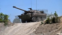 Prancis akan menjadi negara barat pertama yang mengirim tank ke Ukraina. Rencana itu keluar setelah pembicaraan antara Emmanuel Macron dengan Presiden Ukraina Volodymyr Zelensky. AFP/Emmanuel Dunand.