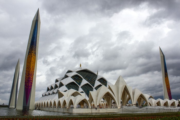 Masjid Al Jabbar adalah salah satu masjid baru di Jawa Barat yang diresmikan pada Desember 2022. Masjid Al Jabbar berlokasi di Kota Bandung, Jawa Barat.