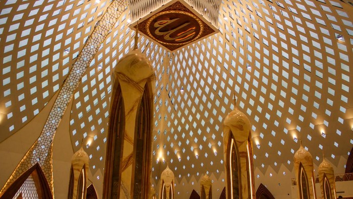 Masjid Al Jabbar adalah salah satu masjid baru di Jawa Barat yang diresmikan pada Desember 2022. Masjid Al Jabbar berlokasi di Kota Bandung, Jawa Barat.
