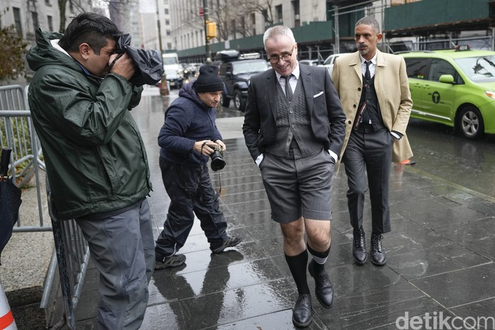 Thom Browne Fashion designer Thom Browne, second from right, arrives at Manhattan federal court in New York, Tuesday, Jan. 3, 2023. (AP Photo/Seth Wenig)
