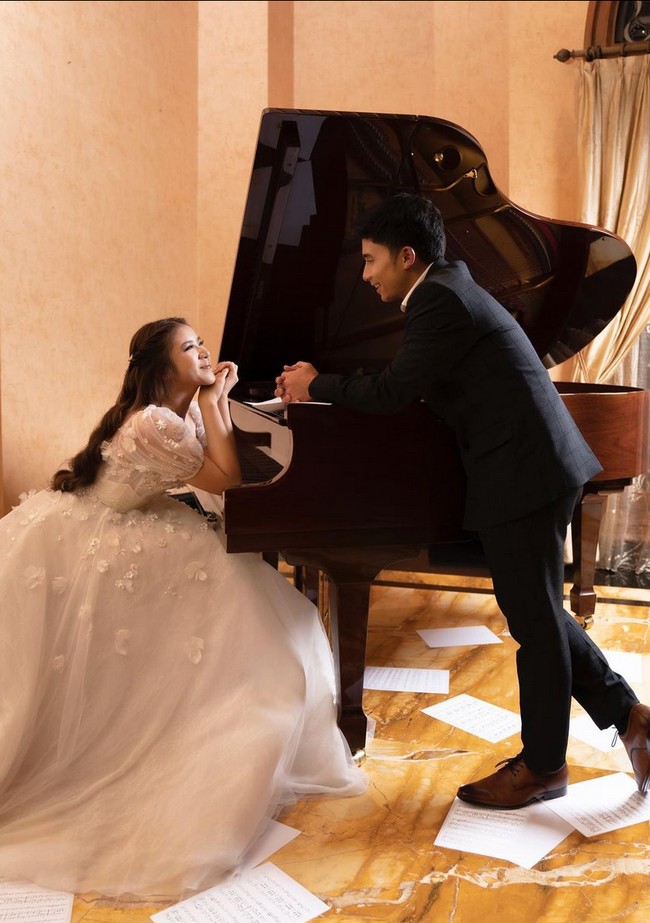 Sementara Alshad Ahmad berbalut setelan jas sepatu pantofel coklat. Foto: Instagram/@tiaraandini