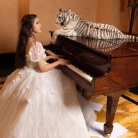 Tiara Andini tampil mewah dengan gaun putih megah berhias aplikasi bunga tiga dimensi. Penampilannya pun bak putri dengan rambut ditata kuncir tengah dan makeup bernuansa peach. Foto: Instagram/@tiaraandini