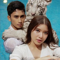 Akrab dengan hewan-hewan eksotis peliharaan sang pacar, Tiara Andini dijuluki sebagai Mama Selen. Selen merupakan anak harimau putih milik Alshad. Foto: Instagram/@tiaraandini