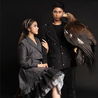 Alshad kembali mengajak salah satu koleksi hewan eksotisnya dalam pemotretan. Elang jenis Golden Eagle ini dibelinya pada Februari 2022 seharga Rp 300 juta. Dia memberinya nama Valkyrie. Foto: Instagram/@tiaraandini