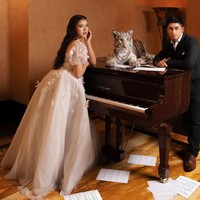 Tiara Andini dan Alshad Ahmad memilih konsep glamor untuk pemotretan terbarunya. Bak prewedding, dua sejoli ini pose bareng anak harimau Benggala putih, salah satu hewan peliharaan Alshad. Foto: Instagram/@tiaraandini