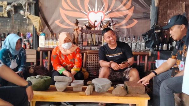 Tim Disbudporapar Pemkab Klaten mengecek temuan benda di Dusun Kropakan, Desa Mranggen, Kecamatan Jatinom.