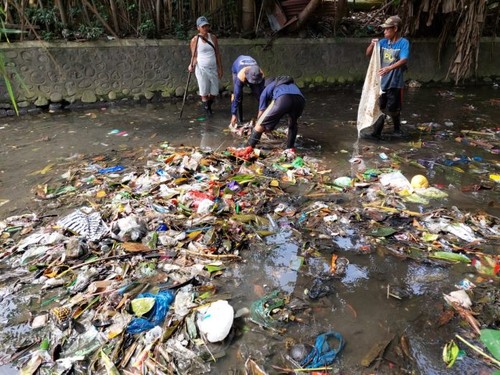 Tim Ekspedisi Sungai Nusantara (ESN) dan Walhi NTB meneliti kandungan mikroplastik di dua sungai di Lombok Barat dan Kota Mataram, Rabu (4/1/2023) .