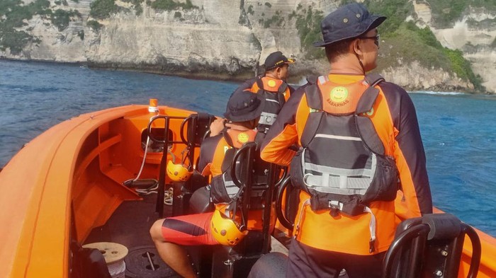 Tim SAR masih menyisir perairan Nusa Penida mencari dua WNA yang terseret ombak, Kamis (5/1/2023).