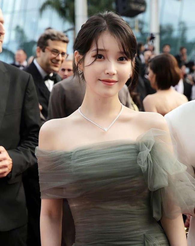 Diet ketat IU viral diikuti banyak wanita. Dia hanya memakan satu apel untuk sarapan, dua ubi manis untuk makan siang, dan protein shake di malam hari. Hasilnya berat badan IU turun 8-10 kg dalam satu minggu demi pemotretan promosi album, namun kini IU sudah beralih menjalani panduan makan sederhana diikuti olahraga. Foto: Creatrip