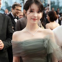 Diet ketat IU viral diikuti banyak wanita. Dia hanya memakan satu apel untuk sarapan, dua ubi manis untuk makan siang, dan protein shake di malam hari. Hasilnya berat badan IU turun 8-10 kg dalam satu minggu demi pemotretan promosi album, namun kini IU sudah beralih menjalani panduan makan sederhana diikuti olahraga. Foto: Creatrip