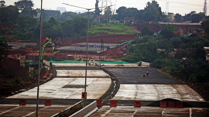 Pekerja dengan alat berat mengerjakan pembangunan jalan Tol Serpong - Cinere di ruas Pamulang - Cinere, di Pondok Cabe, Tangerang Selatan, Banten, Rabu (4/1/2023). Pembangunan jalan Tol Serpong - Cinere akan tersambung langsung dengan main road Jalan Tol Cinere-Jagorawi yang dapat mempersingkat jarak dan waktu tempuh masyarakat yang akan ke Bogor dari Tangerang atau sebaliknya. ANTARA FOTO/Muhammad Iqbal/hp.