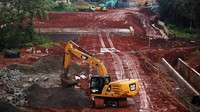 Pekerja dengan alat berat mengerjakan pembangunan Tol Serpong-Cinere di ruas Pamulang - Cinere di Limo, Depok, Jawa Barat, Rabu (4/1/2023).