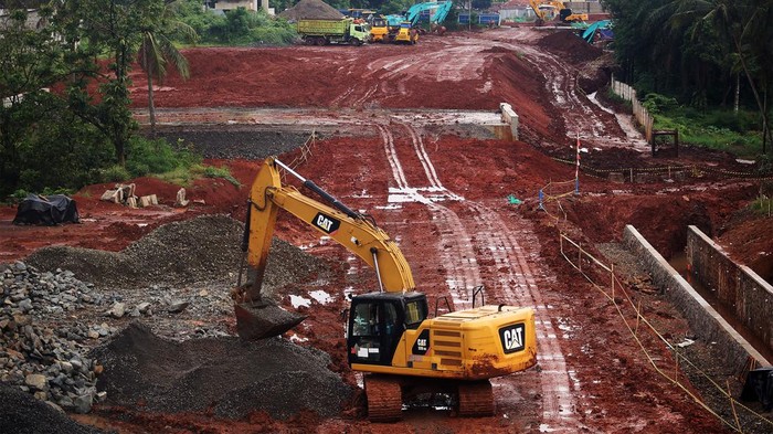 Pekerja dengan alat berat mengerjakan pembangunan jalan Tol Serpong - Cinere di ruas Pamulang - Cinere, di Pondok Cabe, Tangerang Selatan, Banten, Rabu (4/1/2023). Pembangunan jalan Tol Serpong - Cinere akan tersambung langsung dengan main road Jalan Tol Cinere-Jagorawi yang dapat mempersingkat jarak dan waktu tempuh masyarakat yang akan ke Bogor dari Tangerang atau sebaliknya. ANTARA FOTO/Muhammad Iqbal/hp.