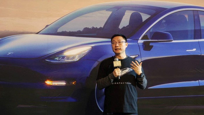 FILE PHOTO: Teslas China chief Tom Zhu speaks at a delivery ceremony for China-made Tesla Model 3 vehicles in the Shanghai Gigafactory of the U.S. electric car maker in Shanghai, China December 30, 2019.  REUTERS/Yilei Sun/File Photo