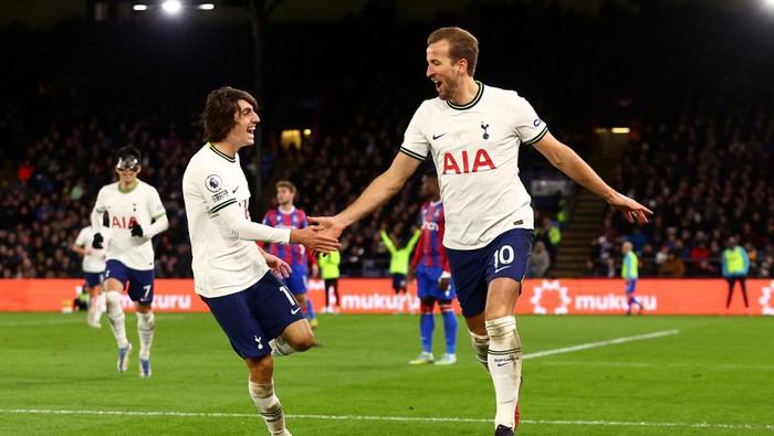 LONDON, ENGLAND - JANUARY 04: Harry Kane of Tottenham Hotspur celebrates scoring his teams second goal during the Premier League match between Crystal Palace and Tottenham Hotspur at Selhurst Park on January 04, 2023 in London, England. (Photo by Chloe Knott - Danehouse/Getty Images)