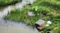 Intensitas hujan yang tinggi membuat sebagian makam di TPU Tanah Kusir terendam.