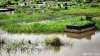 Sementara makam yang berada di dataran tinggi tampak aman dari genangan.