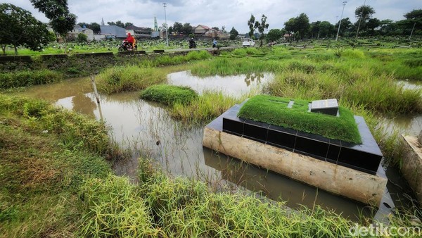 Penampakan TPU Tanah Kusir Tergenang Akibat Hujan Lebat