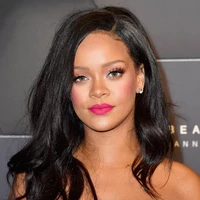 5. Blush Pink Makeup Barbie dengan pengaplikasian blush on warna pink diprediksi jadi tren riasan 2023. Seperti blush on yang digunakan Rihanna ini, memberikan efek girly. Foto: Instagram