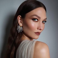 3. Vampire Skin Tren ‘vampire skin’ mungkin terdengar mengejutkan pada awalnya. Namun hasilnya akan terlihat indah karena memulaskan highlighter di seluruh wajah tidak hanya di titik-titik wajah tertinggi saja. Cat Quinn, makeup artist dan executive director of global trends di MAC mengungkapkan bahwa ini memberikan hasil yang terlihat modern dan glowing di seluruh wajah seperti vampir. Foto: Instagram