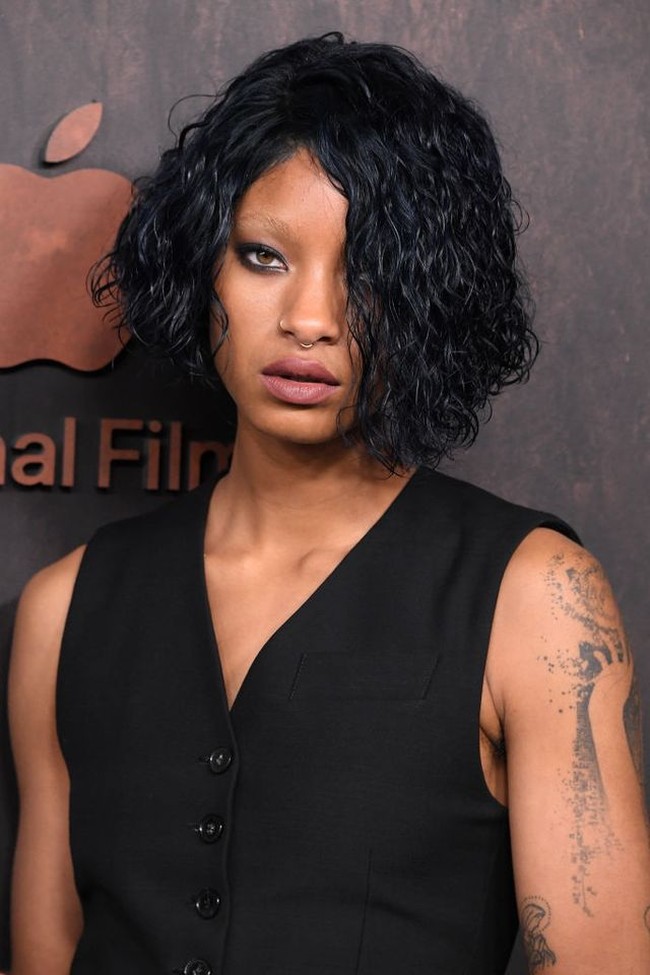 2. No BrowModel tanpa alis berjalan di runway sudah sering dilihat dari tahun-tahun sebelumnya, namun efek tanpa alis juga semakin berani dipakai di kesempatan kasual. Alis yang di-bleaching menjadi kunci dari efek tanpa alis itu sendiri. oto: Instagram