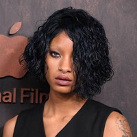 2. No BrowModel tanpa alis berjalan di runway sudah sering dilihat dari tahun-tahun sebelumnya, namun efek tanpa alis juga semakin berani dipakai di kesempatan kasual. Alis yang di-bleaching menjadi kunci dari efek tanpa alis itu sendiri. oto: Instagram