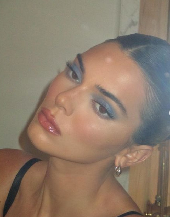 4. Makeup Y2KMakeup bertema Y2K atau tahun 2000 kembali booming di tahun ini. Eyeshadow icy blue dengan bibir glossy yang sempat menjadi simbol tahun 2000 kembali berjaya di 2021 ini. Foto: dok. Instagram