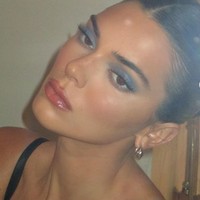 4. Makeup Y2KMakeup bertema Y2K atau tahun 2000 kembali booming di tahun ini. Eyeshadow icy blue dengan bibir glossy yang sempat menjadi simbol tahun 2000 kembali berjaya di 2021 ini. Foto: dok. Instagram