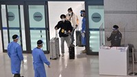 Beda dengan Indonesia, Korea Selatan mewajibkan pelancong dari China untuk menjalani serangkaian tes sebelum masuk ke negaranya. (Foto: (Jung Yeon Je/AFP))