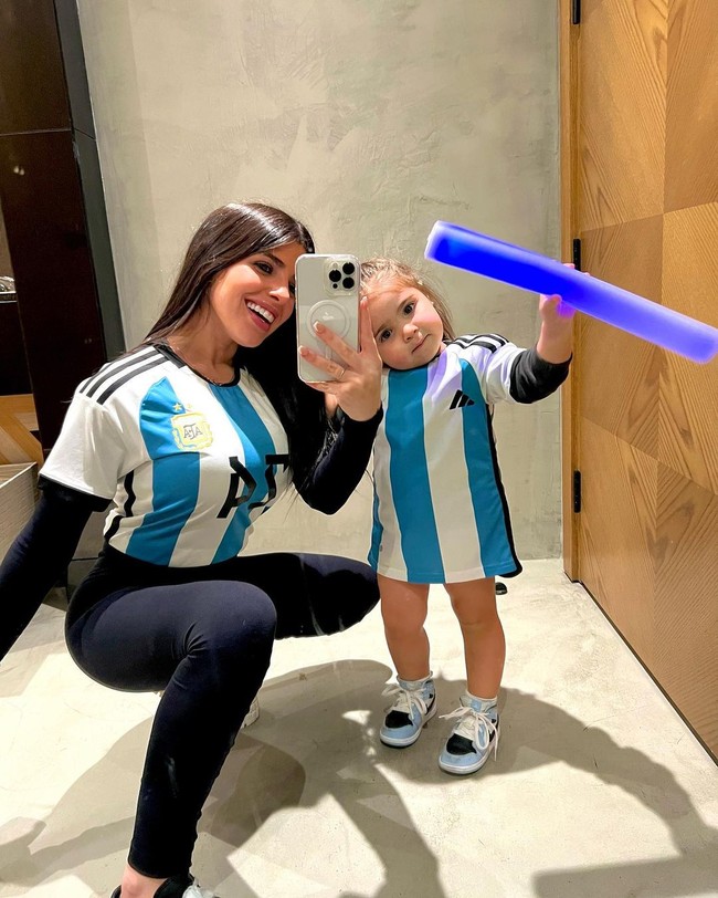 Dalam kesempatan lain, Valentina terlihat memadukan jersey dengan blazer.Foto: Instagram Valentina Cervantes