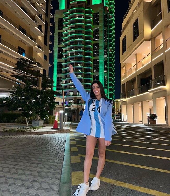 Dalam kesempatan lain, Valentina terlihat memadukan jersey dengan blazer. Foto: Instagram @valucervantes