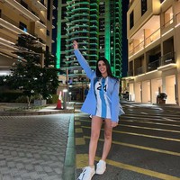 Dalam kesempatan lain, Valentina terlihat memadukan jersey dengan blazer. Foto: Instagram @valucervantes