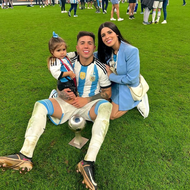 Begini gaya stylishnya ketika menjadi saksi kemenangan Enzo Fernandez dan tim saat membawa pulang trofi Piala Dunia 2022. Foto: Instagram @valucervantes